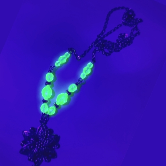 Silver Flower Uranium Glass Necklace - Picture 1 of 2
